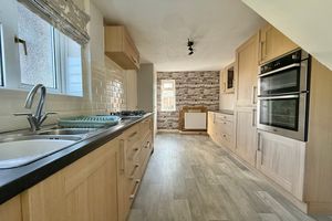 Kitchen/Breakfast Room- click for photo gallery